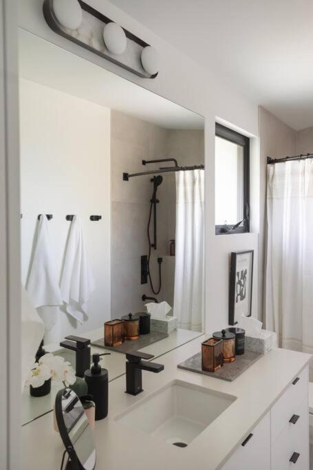 Casa Bramble Luxury 2Bed Suite Near Uofa Hospital Эдмонтон Экстерьер фото